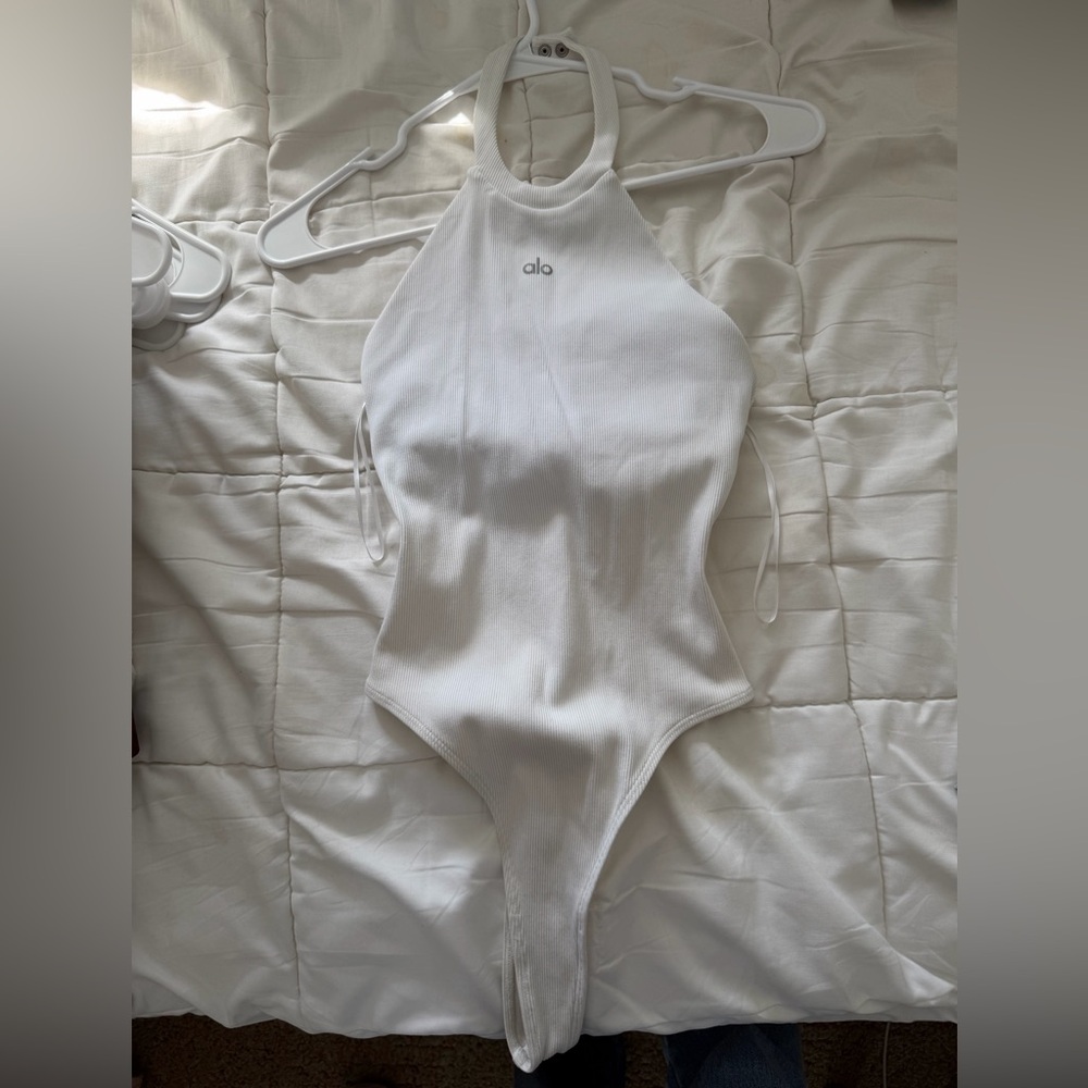 ALO Yoga White Ribbed Apparel
